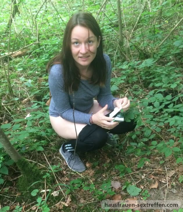 Wald frau pinkelt im Was waren