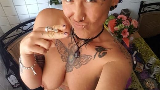 Junge Hausfrau will mit Dir einfach nur ficken
